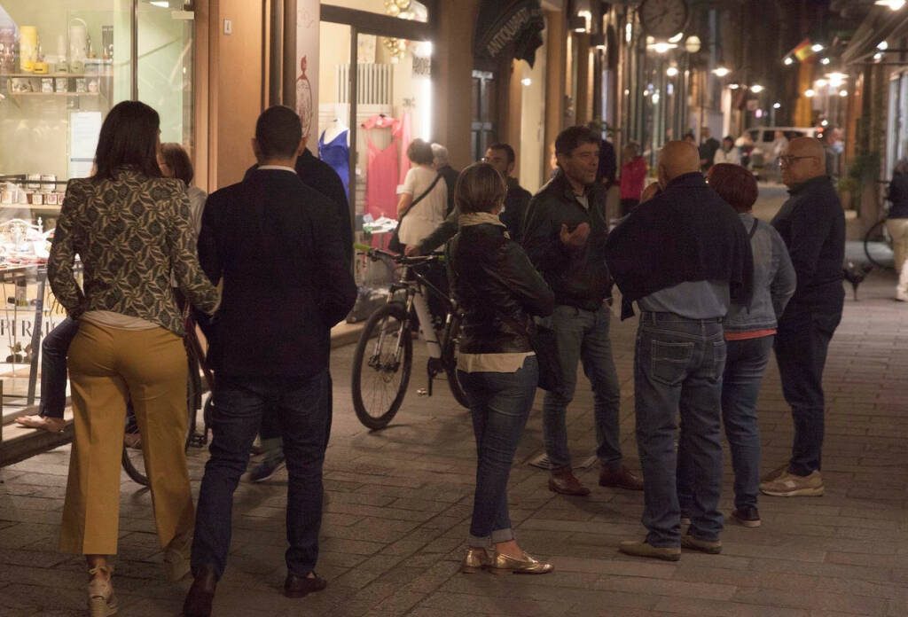 Ravennati a passeggio per il centro storico durante la prima serata di Ravenna Bella di Sera