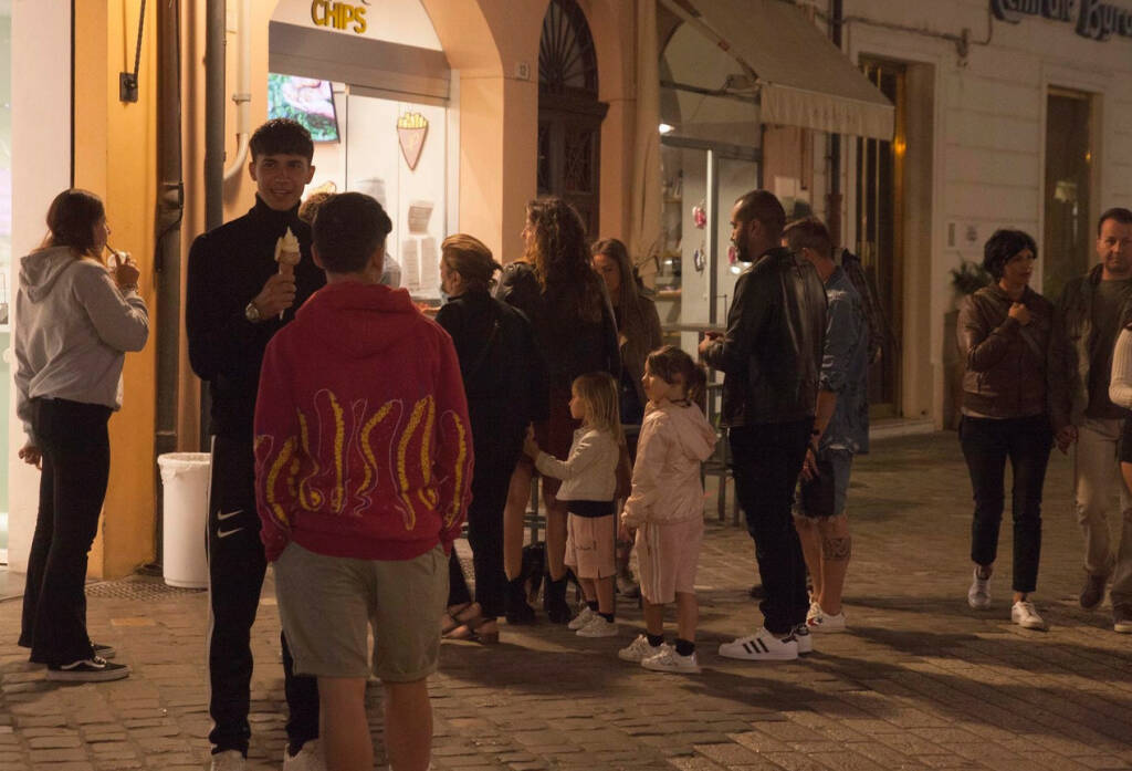 Ravennati a passeggio per il centro storico durante la prima serata di Ravenna Bella di Sera