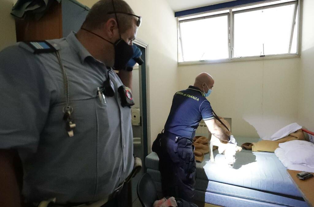 Le operazioni di sgombero dell'ex Ostello di Ravenna dalla presenza di 6 persone abusive