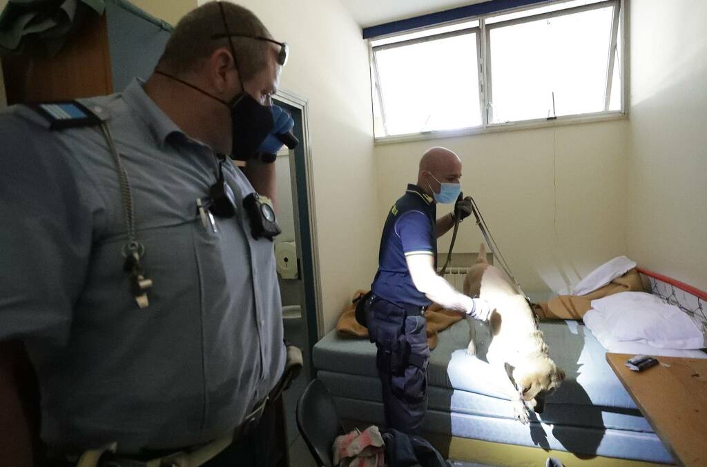 Le operazioni di sgombero dell'ex Ostello di Ravenna dalla presenza di 6 persone abusive