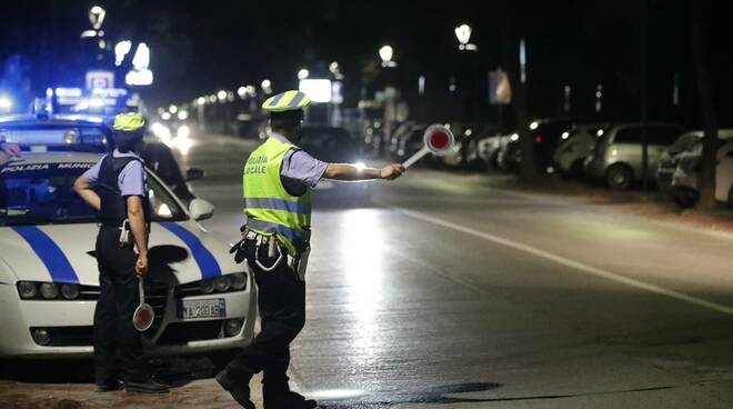 Bivacchi in spiaggia e movida: controlli straordinari nel sabato sera dei lidi ravennati