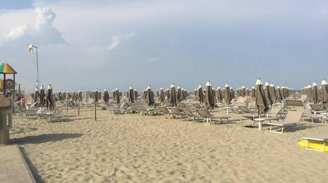 ‘Fuggi-fuggi’ sulla spiaggia di Marina Romea per il forte vento: grande spavento ma situazione rientrata