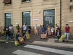 i Fridays For Future Forlì raccolgono i rifiuti nel quartiere dei Portici