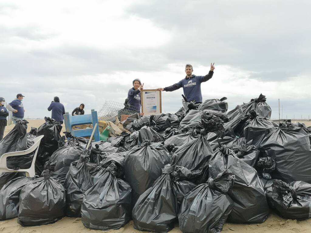 Plastic Free 2020 - Raccolta plastica in spiaggia a Marina di Ravenna - 27 settembre 2020