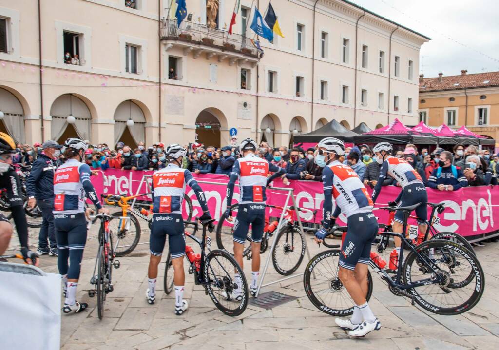 Il Giro d'Italia passa per Cervia: la carovana rosa sfreccia per le strade della città
