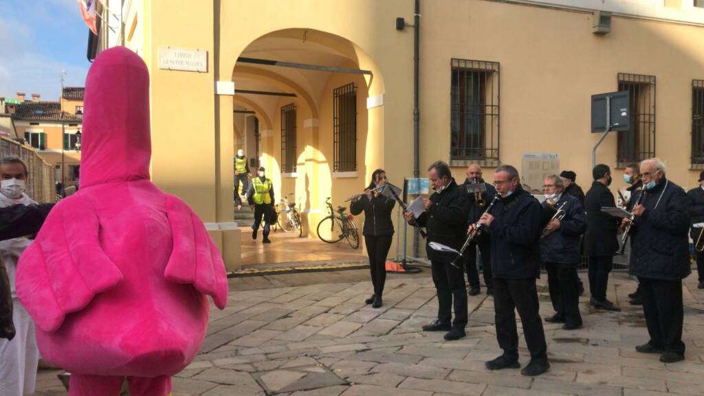 Il Giro d'Italia passa per Cervia: la carovana rosa sfreccia per le strade della città