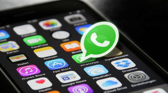 whatsapp social cellulare smartphone