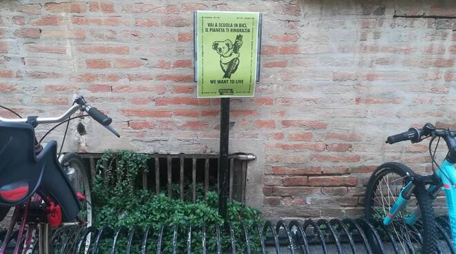 Attivisti di Extinction Rebellion Faenza attaccano poster “per spronare i cittadini a lasciare le auto a casa”