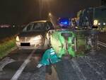 Incidente sulla Piratello: camion perde carrello che si schianta contro una macchina, ferite due donne