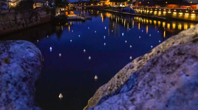 Rimini accende le luci della città: "Se è notte, si farà giorno"