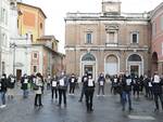 Flash mob contro la didattica a distanza in piazza del Popolo a Ravenna