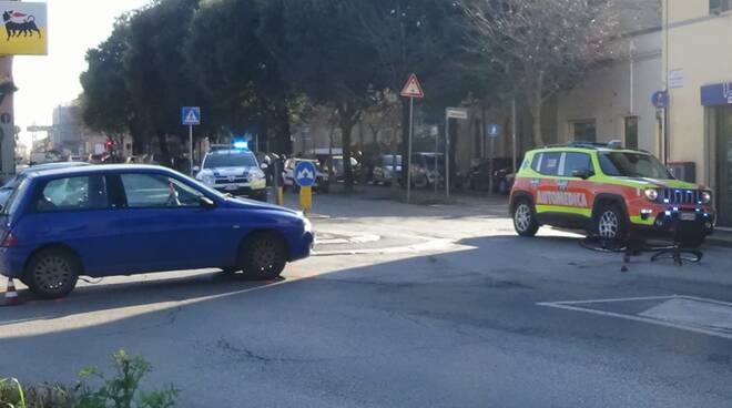 Incidente a Faenza: ciclista investito in rotonda