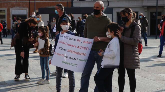 protesta scuola piazza kennedy non dad 