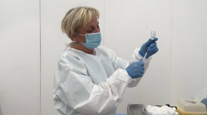 L'assessore regionale Donini in visita dall'Hub vaccinale di Ravenna 