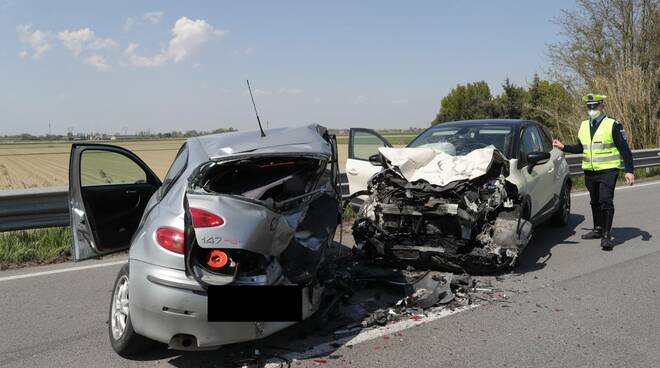 scontro fra due auto a Longana