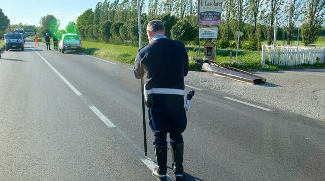 Alfonsine. Grave incidente stradale lungo la Reale. Camion perde lamiere che investono un’auto