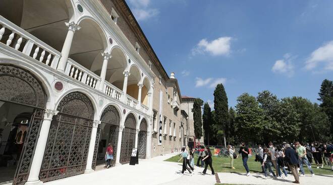 Mar Ravenna. Inaugurato ingresso dai Giardini Pubblici e nuove acquisizioni: Bansky e Longhi