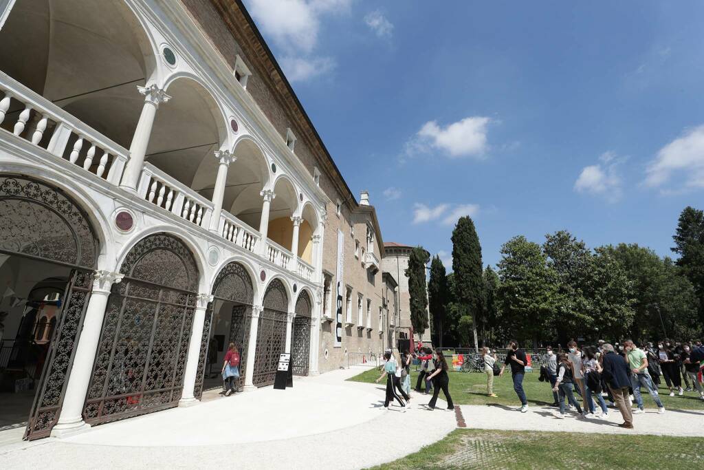Mar Ravenna. Inaugurato ingresso dai Giardini Pubblici e nuove acquisizioni: Bansky e Longhi