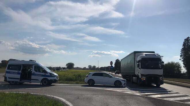 Tir imbocca via Canale Molinetto contromano