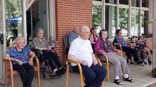 Pomeriggio di canzoni e allegria per gli ospiti della comunità alloggio per anziani di Voltana