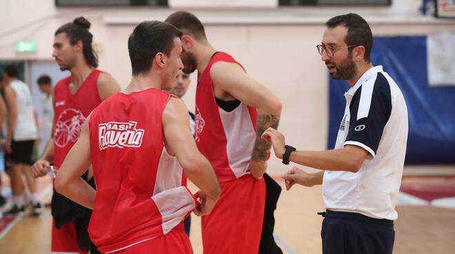 Basket Ravenna. OraSì, buon allenamento al PalaCosta con i Raggisolaris Faenza