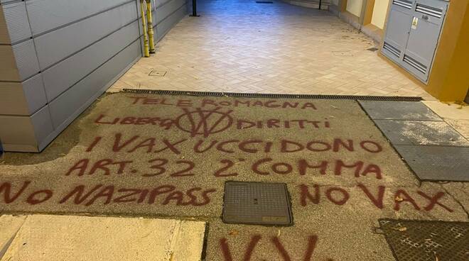 Cesena, scritte no vax davanti alla sede di Teleromagna