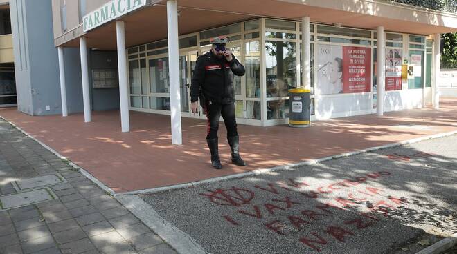 “I vaccini uccidono”: scritte No Vax anche alla farmacia di Classe