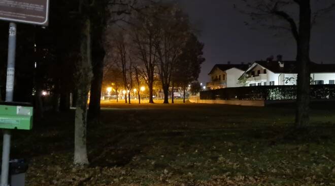 Parco di via Nievo senza illuminazione preda di vandali e malintenzionati