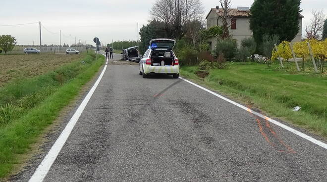 Sbanda e finisce nel fosso con l’auto: ferito un 51enne tra Faenza e Russi