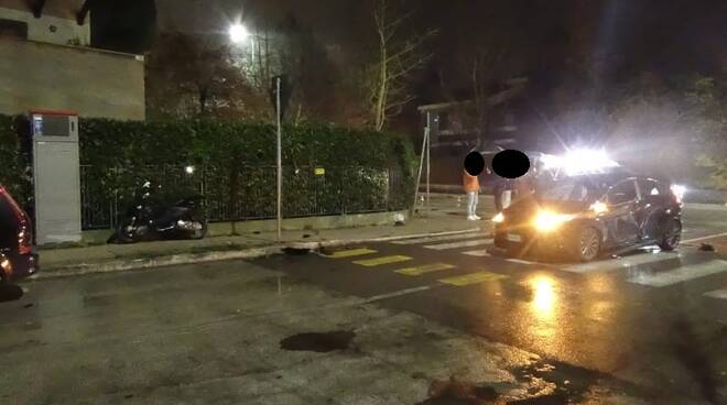 Scontro tra un'auto e uno scooter a Faenza: ferito giovane centauro