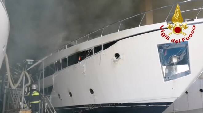 yacht in fiamme - Cattolica 