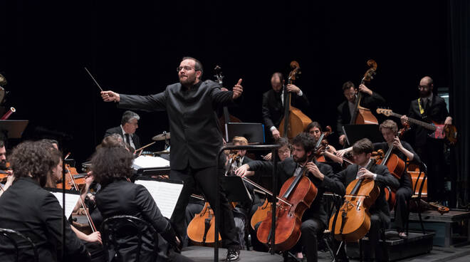 L’Orchestre Corelli de Ravenne, dirigé par Jacopo Rivani, interprète la bande originale du drame télévisé mondial « Hotel Portofino »