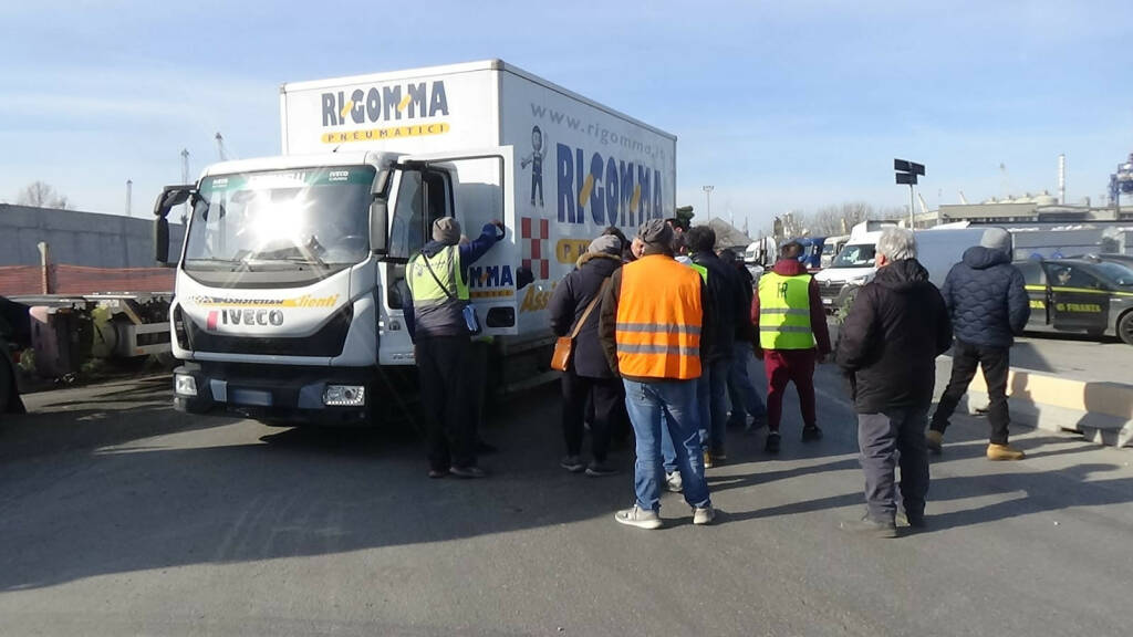 Protesta autotrasporto al Porto di Ravenna 24/02/2022