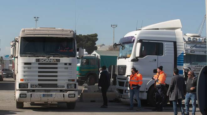 terzo giorno di protesta autotrasportatori porto di ravenna 25/02/2022