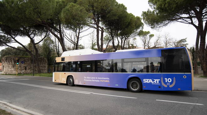 Circolano sulle strade della Romagna i bus con la livrea del decennale di Start