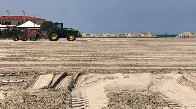 Ripascimento e livellamento della duna di sabbia:  partono le ruspe sulle spiagge di Cervia