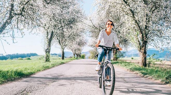 bici - primavera- pedalata - donna 