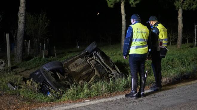 Incidente stradale a Ciribella (Lugo) . Auto finisce nel fossato a lato strada 