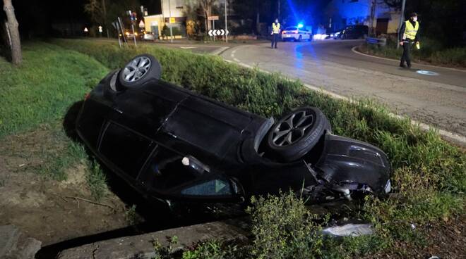 Incidente stradale a Ciribella (Lugo) . Auto finisce nel fossato a lato strada 