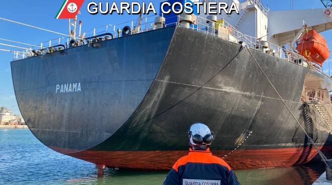 Porto di Ravenna, la Guardia Costiera ferma una nave: gravi irregolarità a bordo