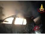 Auto in fiamme sulla strada tra Rimini e San Marino: i Vigili del Fuoco domano il rogo