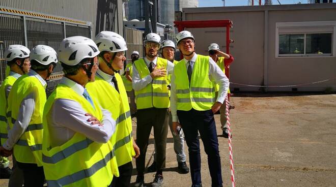 Federico D’Incà in vista alla Bunge a Porto Corsini 