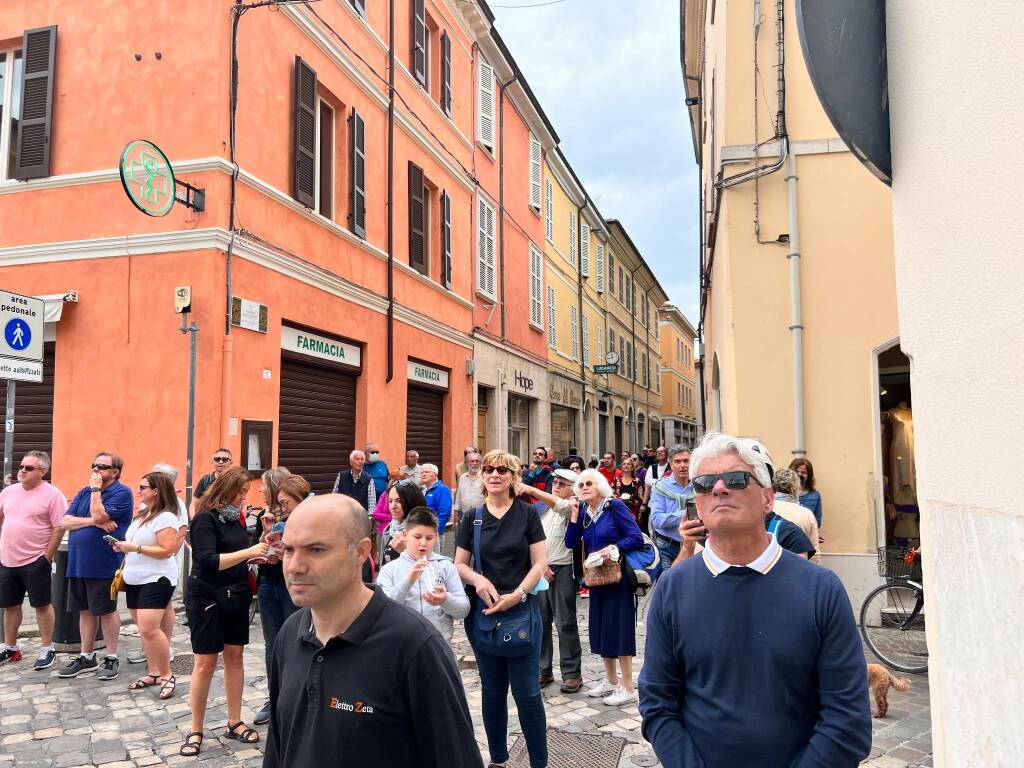 Ravenna. Maxi gru in piazza XX Settembre: tante le persone col naso all'insù per assistere a un trasporto eccezionale