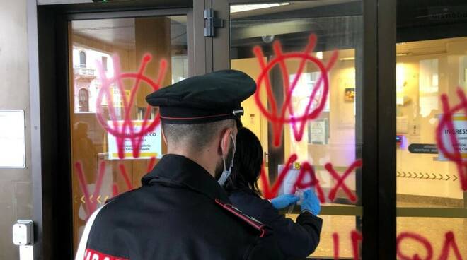 Scritte no vax a Faenza e Lugo