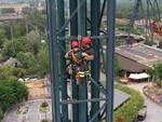 Tre persone bloccate a 60 metri di altezza per un guasto sulla giostra: la spettacolare simulazione di soccorso dei Vigili del Fuoco a Mirabilandia
