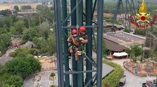 Tre persone bloccate a 60 metri di altezza per un guasto sulla giostra: la spettacolare simulazione di soccorso dei Vigili del Fuoco a Mirabilandia