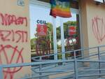 Atto vandalico alla Cgil di Cesenatico: sede imbrattata con scritte fasciste