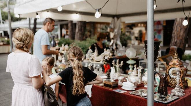 mostra mercato di antiquariato e vintage l'Antico e le Palme a Milano Marittima