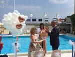 Prete per un giorno, a Gatteo Mare l’albergatrice officia le nozze di una coppia di turisti; "un’emozione indimenticabile"