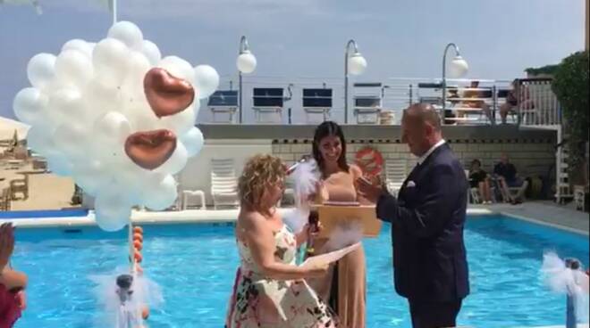 Prete per un giorno, a Gatteo Mare l’albergatrice officia le nozze di una coppia di turisti; "un’emozione indimenticabile"
